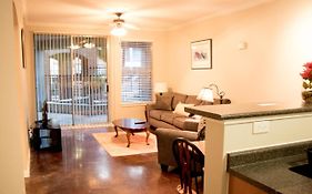 Downtown Dallas Beautiful Poolside Apartment