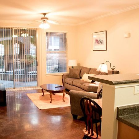 Downtown Dallas Beautiful Poolside Apartment Exterior photo